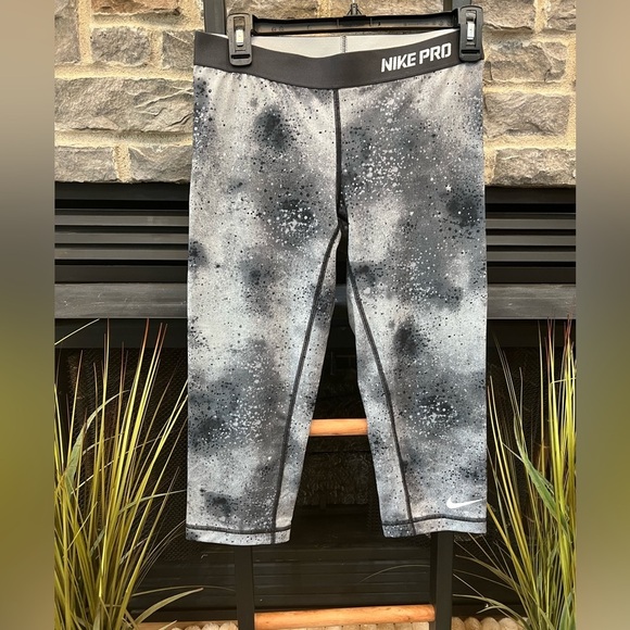 Nike Pro Capri Leggings - Picture 1 of 6